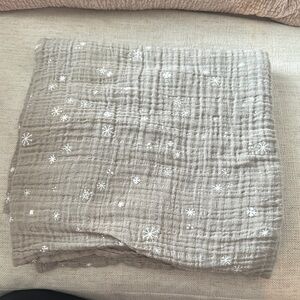 Little Unicorn Cotton Muslin Snowflake Swaddle Blanket

Like New!!